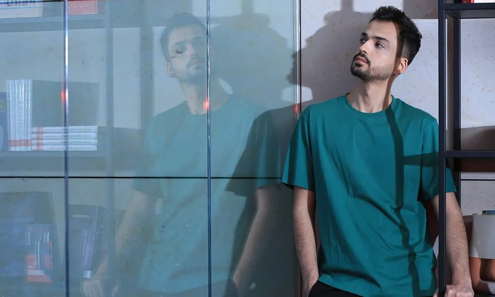 DJ Pouriya – Dein persischer DJ für Hochzeiten und Events Porträt von DJ Pouriya – Experte für persische Musik und Events