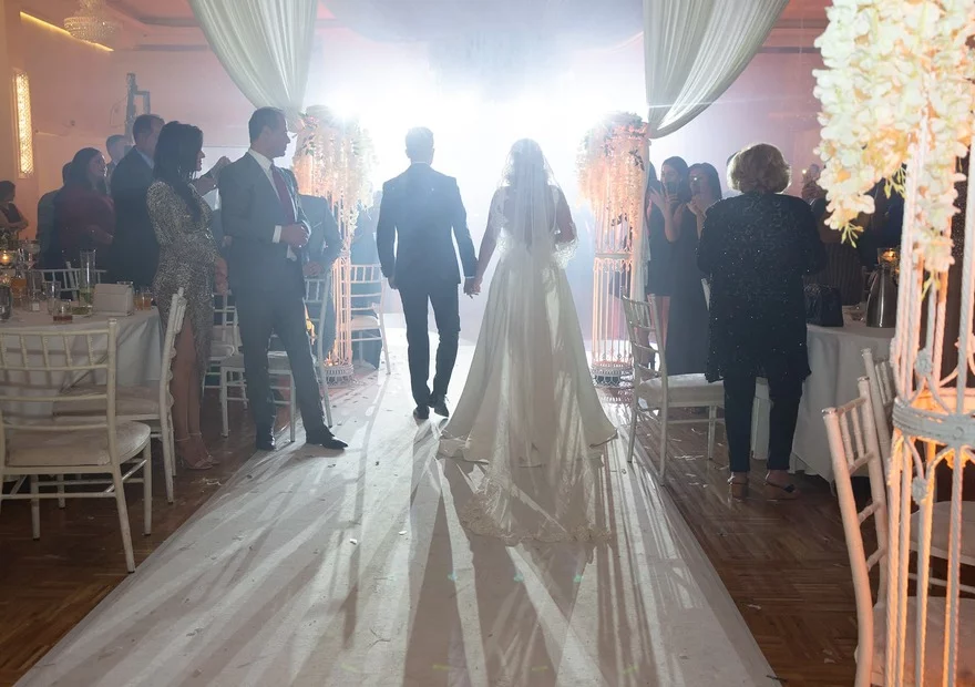 Hochzeits-DJ Pouriya – Spezialist für persische Hochzeiten DJ Pouriya spielt Musik bei einer stilvollen persischen Hochzeit