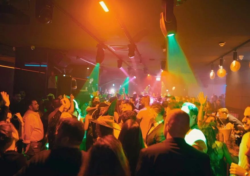 Perfekte Musik und Effekte für Events – DJ Pouriya Events – DJ Pouriya begeistert Gäste auf einer Party